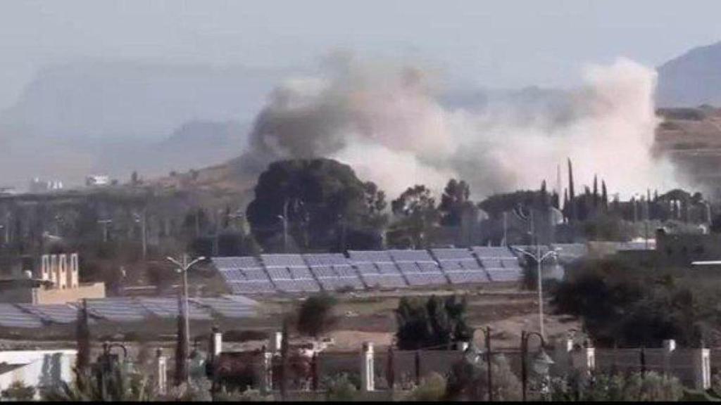 Una columna de humo se levanta tras un bombardeo del Ejército de Israel en Yemen.