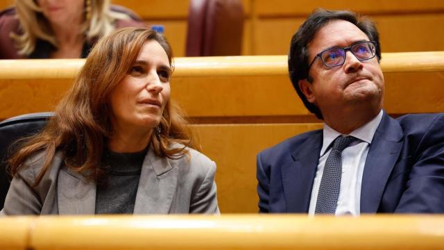 La ministra de Sanidad, Mónica García, y el de Función Pública, Óscar López, el 17 de diciembre en el Senado.