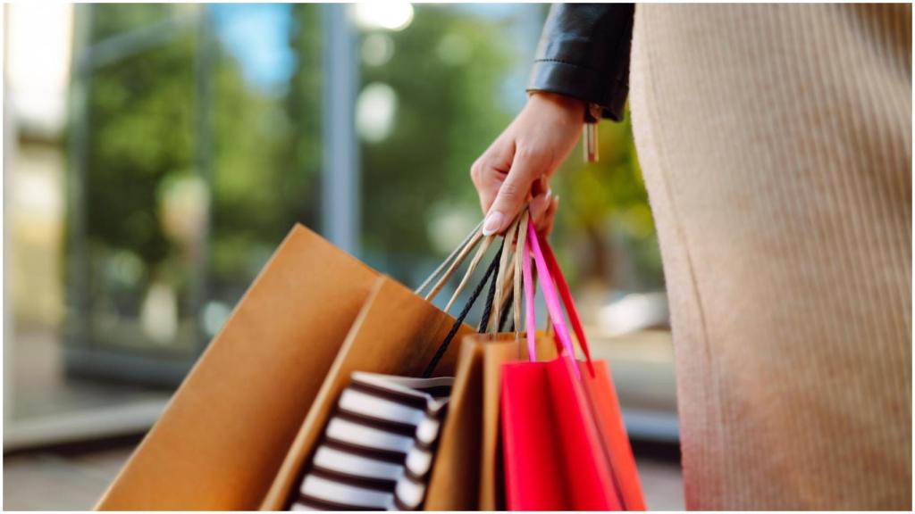 Una mujer y sus bolsas de compras