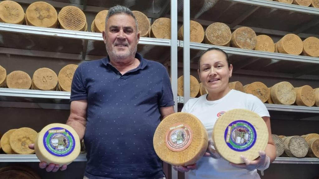 Antonio y Verónica posan para EL ESPAÑOL desde su quesería en Gran Canaria.