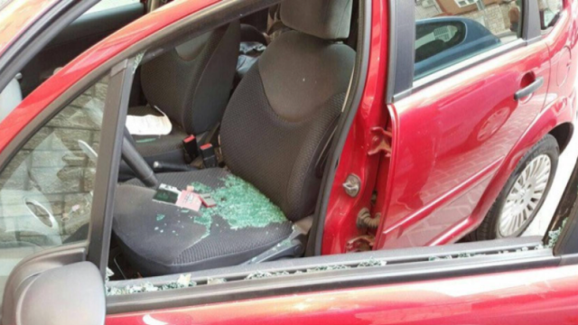 Un coche con la ventanilla reventada tras sufrir un robo en una imagen de archivo.