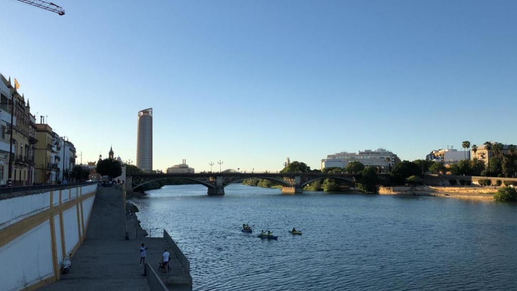 El río Guadalquivir, visto desde la zapata de la calle Betis.