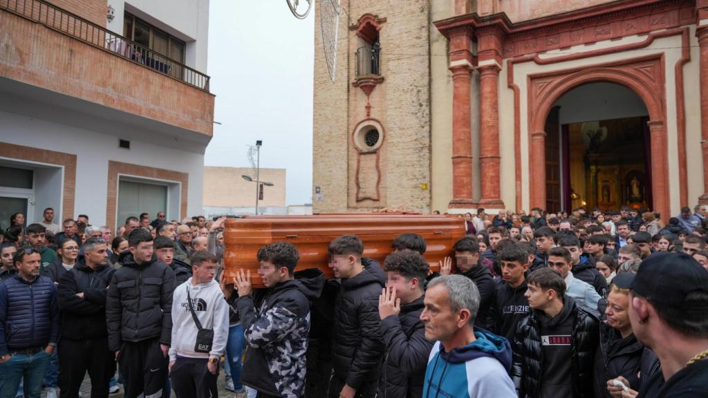 El féretro de Aarón, a la salida de la Parroquia de Aznalcóllar.