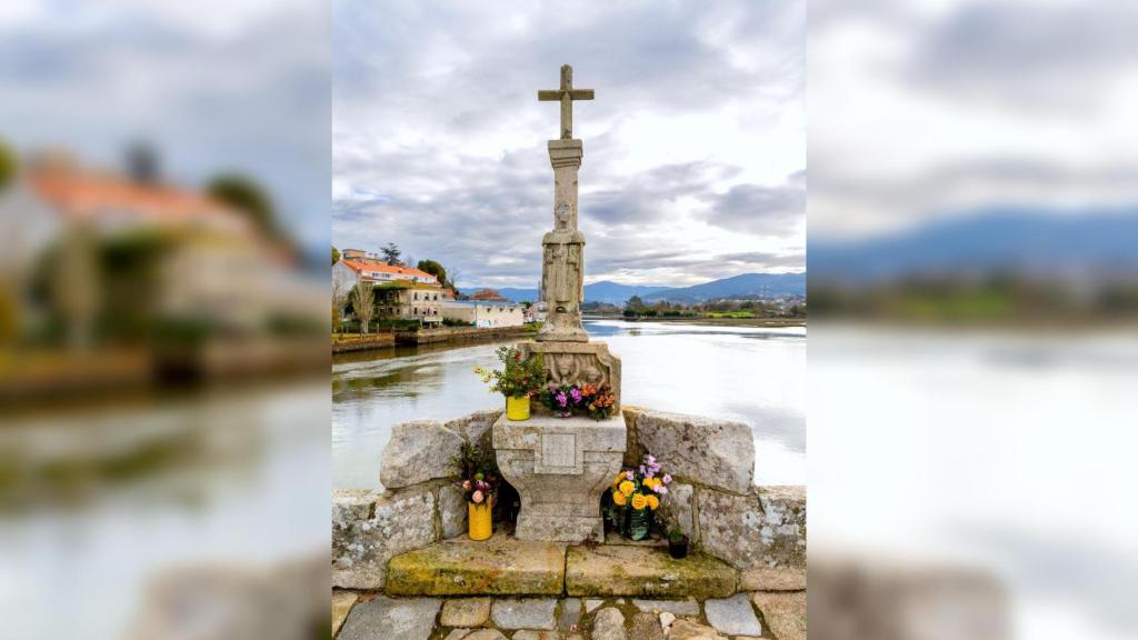 Vista del cruceiro y el peto de ánimas en el puente románico