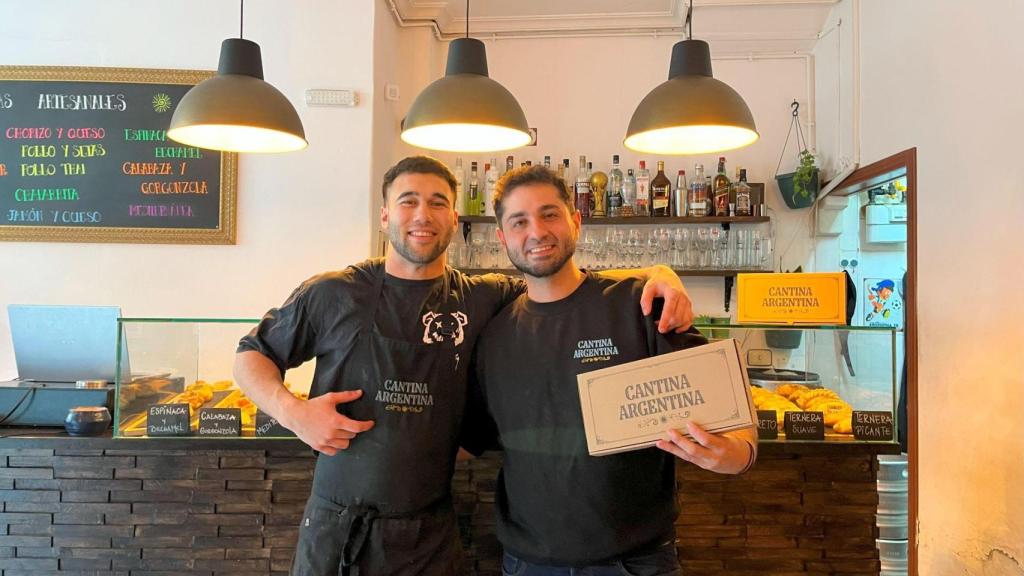 De derecha a izquierda, Ramiro y Mateo, copropietario y cocinero de Cantina Argentina