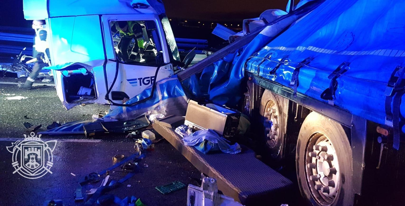 Imagen del camión accidentado en la A-1