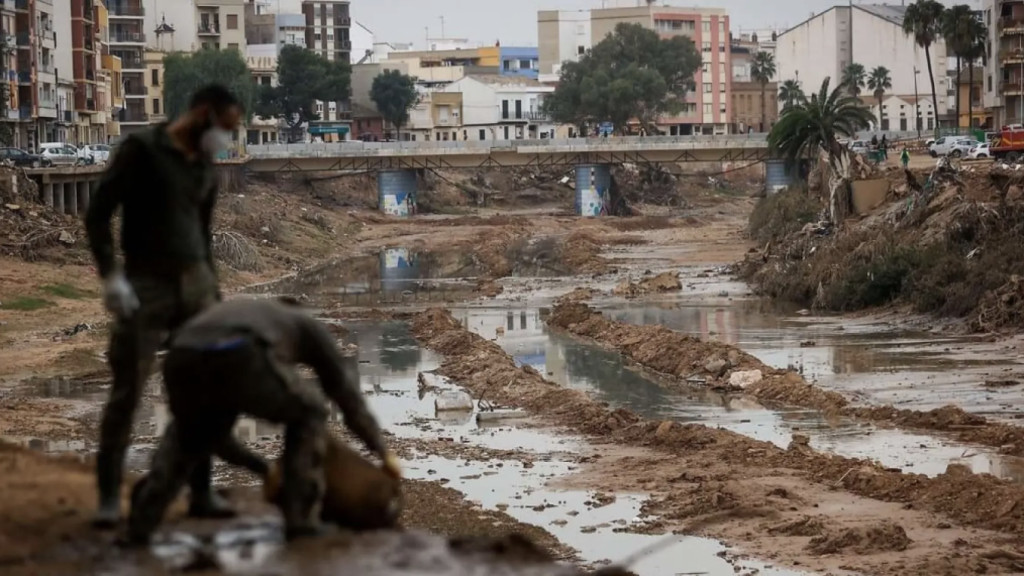 Labores de limpieza en Paiporta tras la DANA. Efe