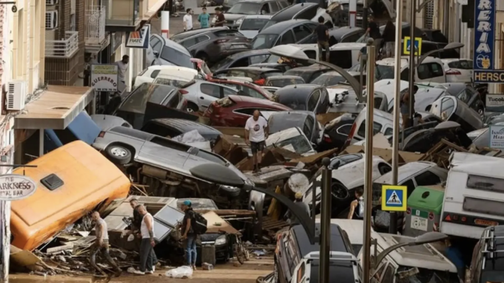 Vehículos amontonados en una calle de Picanya tras las inundaciones. Efe / Biel Aliño
