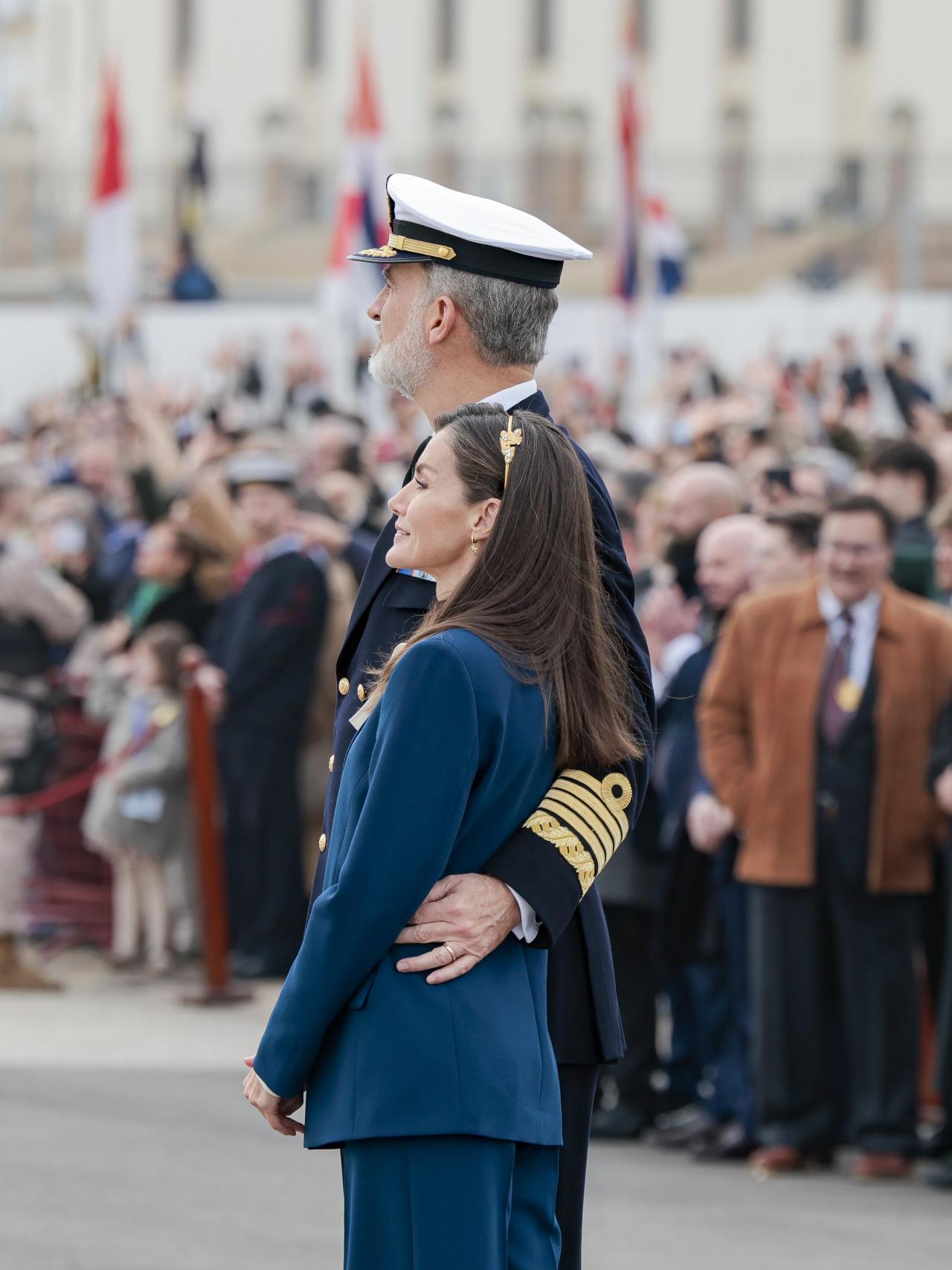 Felipe y Letizia mostrando complicidad en el acto del embarco de Leonor en Elcano