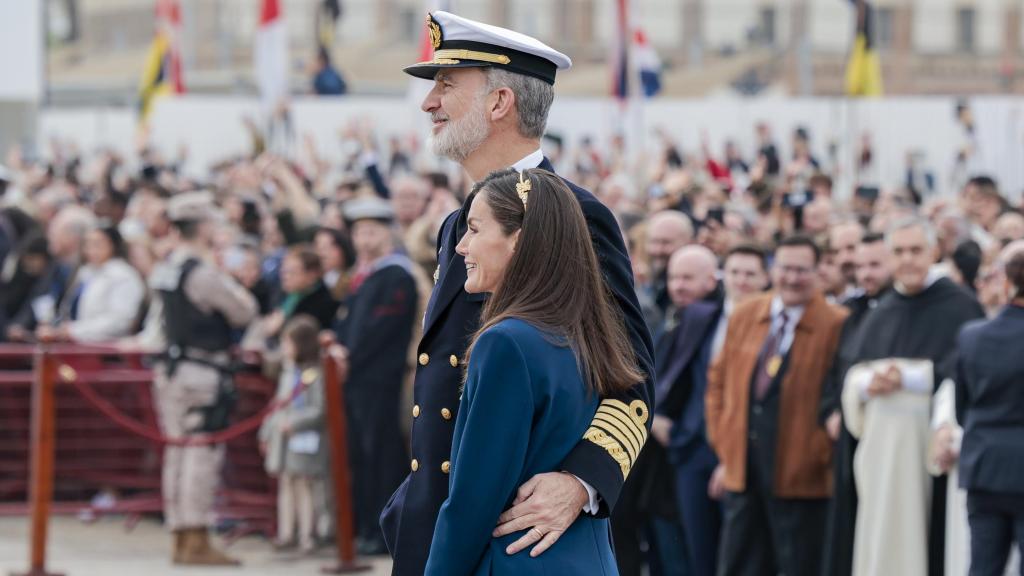 Los reyes acompañan a Leonor durante su embarco a la princesa Leonor en Cádiz