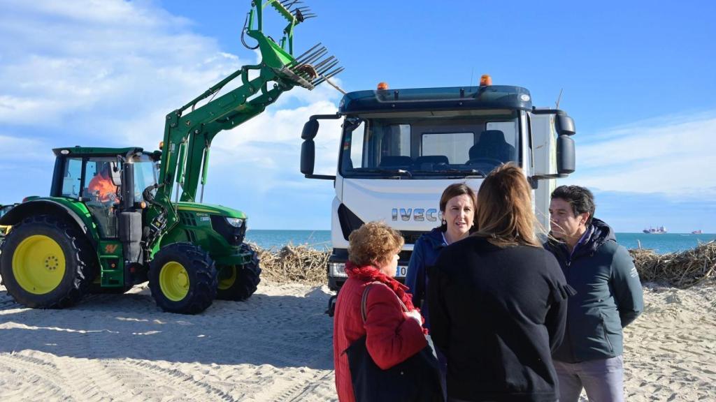 Visita de la alcaldesa de Valencia a las playas del Saler y de l’Arbre del Gos tras la DANA. EE