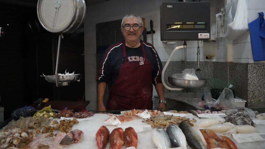Paco Oñate, pescadero en Valencia, cierra su negocio después de 44 años. Raquel Granell