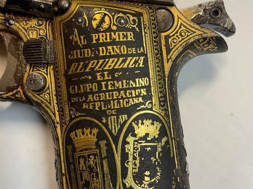 Grabado en la pistola que perteneció al presidente de la II República, Niceto Alcalá Zamora.