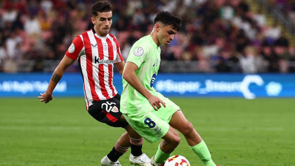 Pedri trata de aguantar el balón ante la presión de Bernat Prados.