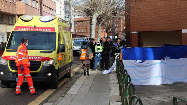 Policías de la científica, miembros de equipos de emergencia, y forense en el lugar de los hechos antes de levantamiento del cadáver