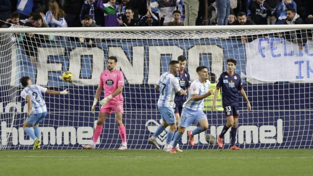 Los jugadores del Málaga celebran el tanto del empate frente al Deportivo de La Coruña.