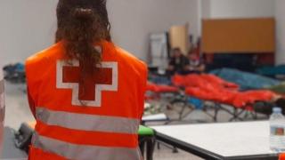 Personal de Cruz Roja en el Centro de Acogida y Urgencia Social (CAUS) de Alicante. EE