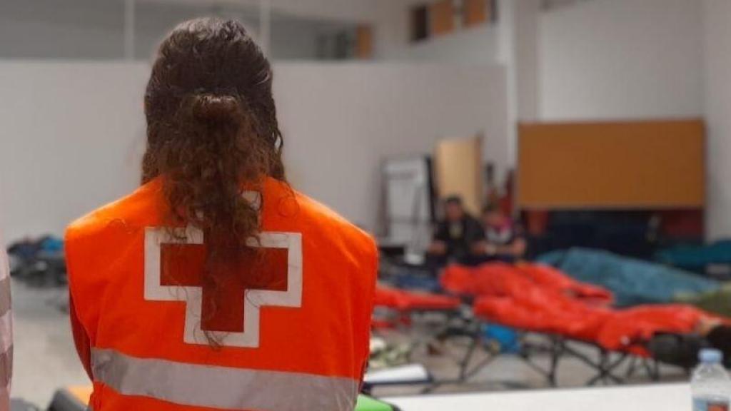 Personal de Cruz Roja en el Centro de Acogida y Urgencia Social (CAUS) de Alicante. Ayuntamiento Alicante