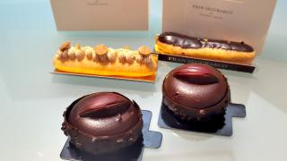 La tarta de chocolate en formato individual y dos de los éclair de Fran Segura.