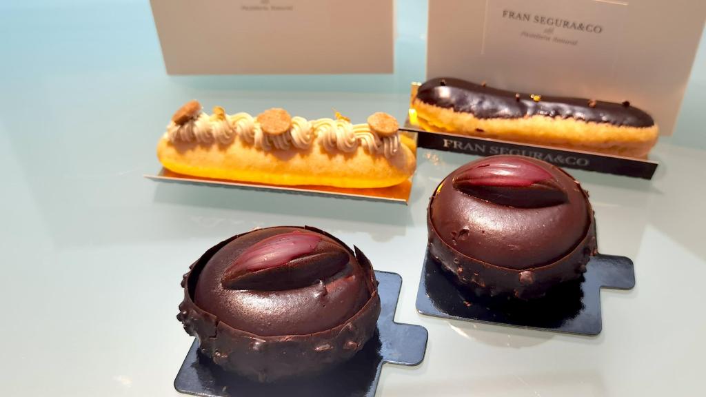 La tarta de chocolate en formato individual y dos de los éclair de Fran Segura.