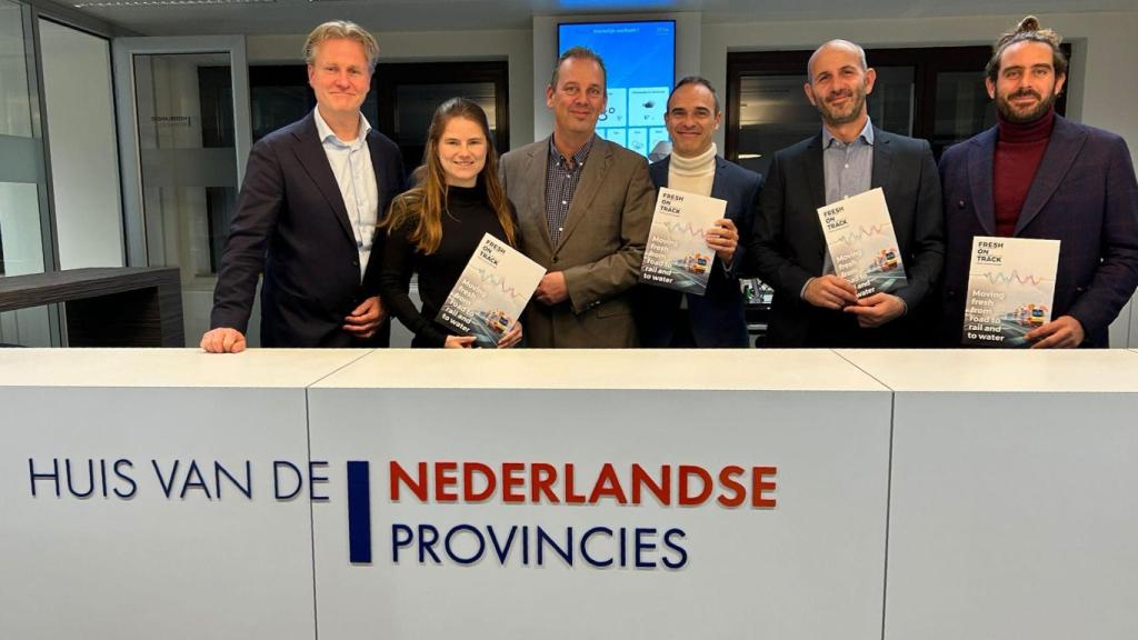 Los miembros de la comitiva en en la sede la Zuid Holland Province en Bruselas con Fred Lessing (Freshrail, promotora holandesa de la red ferroviaria europea de corredores de frescos), Hermine de Nantois (Unión Mundail de Mercados, WUWM), Marcus Hukema (Zuid Holland Province), Javier Esquillor (capillar IT, conceptualizadora del modelo), y Cezar Gremi y Tobia Marta (Urbico, logística capilar en Emilia Romagna y Marche).