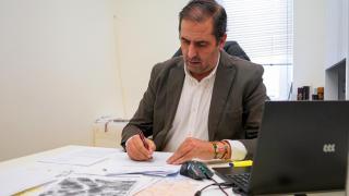 El diputado de Red Viaria Provincial, Benjamín Cerezo, firmando la adhesión de la Diputación de Segovia al manifiesto impulsado por el Foro de Gestores de Carreteras de Diputaciones Provinciales, Cabildos y Consells