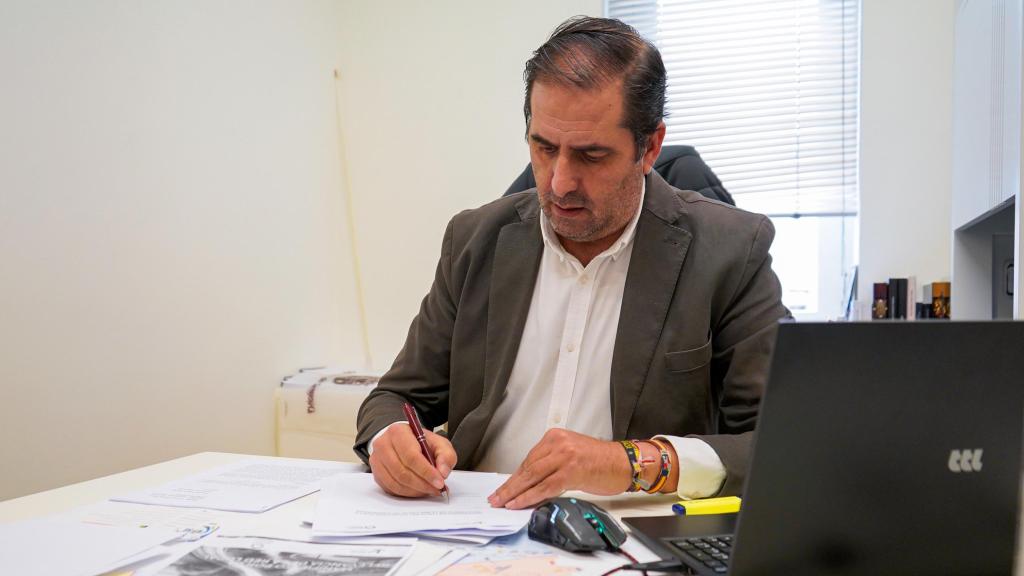 El diputado de Red Viaria Provincial, Benjamín Cerezo, firmando la adhesión de la Diputación de Segovia al manifiesto impulsado por el Foro de Gestores de Carreteras de Diputaciones Provinciales, Cabildos y Consells