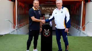 Hansi Flick y Carlo Ancelotti posan junto al trofeo de la Supercopa de España