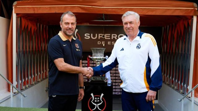 Hansi Flick y Carlo Ancelotti posan junto al trofeo de la Supercopa de España