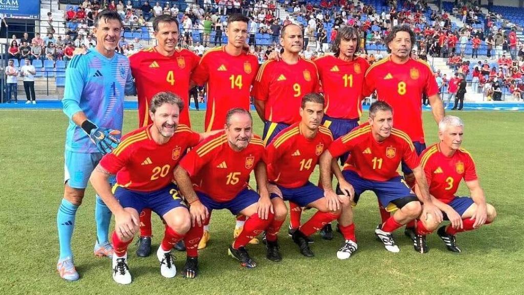 El equipo Leyendas España en un partido de fútbol en La Condomina.