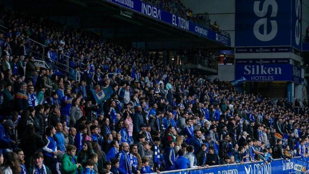 La afición del Oviedo presente en el Carlos Tartiere animando a su equipo.