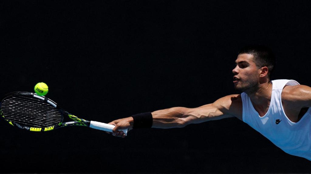 Carlos Alcaraz, en una sesión de práctica previa al Open de Australia 2025