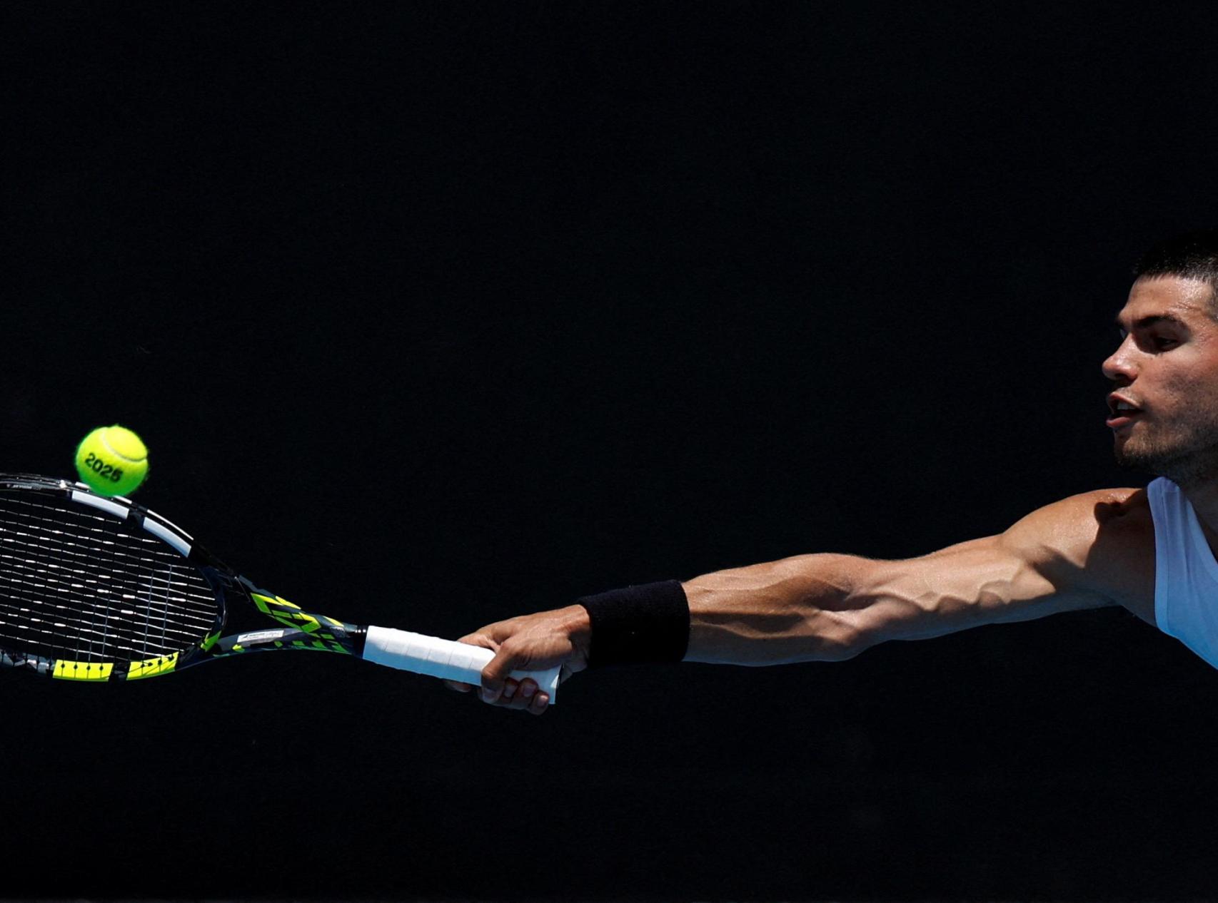 Carlos Alcaraz, en una sesión de práctica previa al Open de Australia 2025