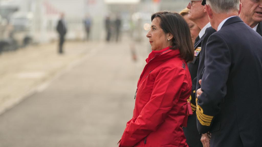 La ministra de Defensa, Margarita Robles, que llegó al evento media hora tarde, durante la partida del buque escuela Juan Sebastián Elcano.