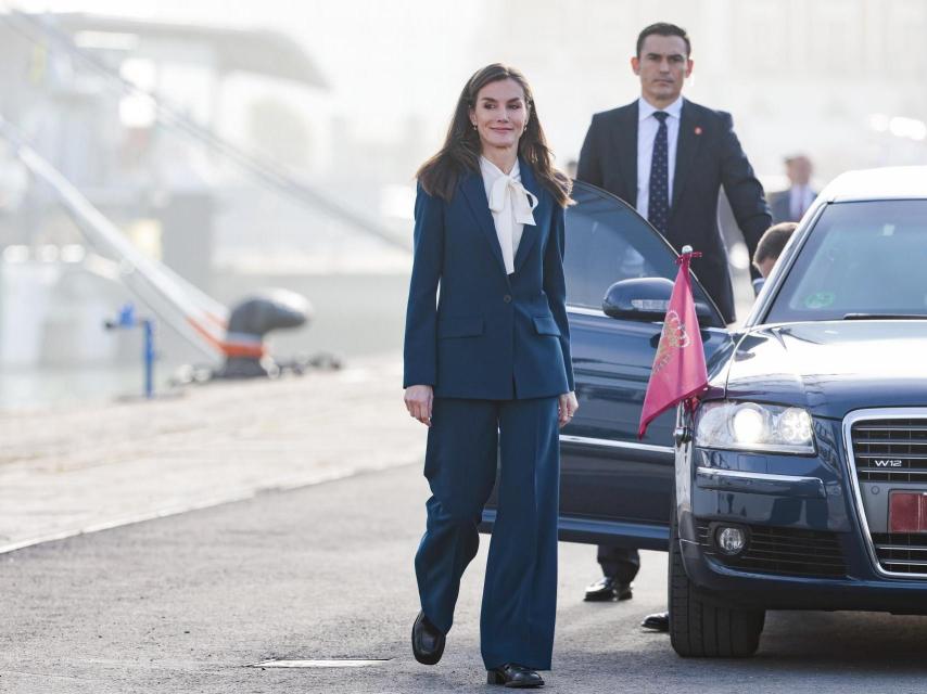 La Reina ha optado por los colores del mar, azul y blanco.