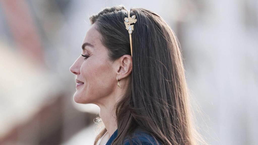La Reina ha lucido una diadema dorada.