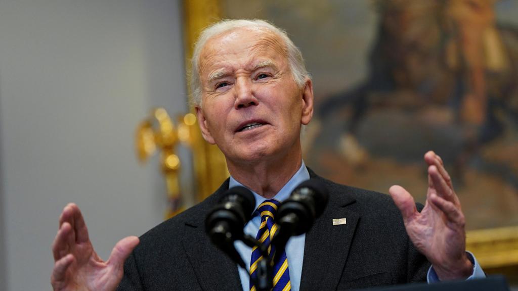 Joe Biden atiende a la prensa en la Casa Blanca este viernes.
