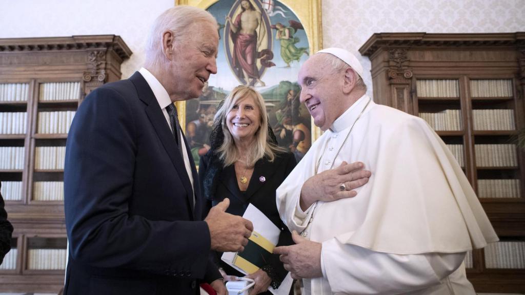 El presidente de Estados Unidos, Joe Biden, y el Papa Francisco el 17 de noviembre de 2021