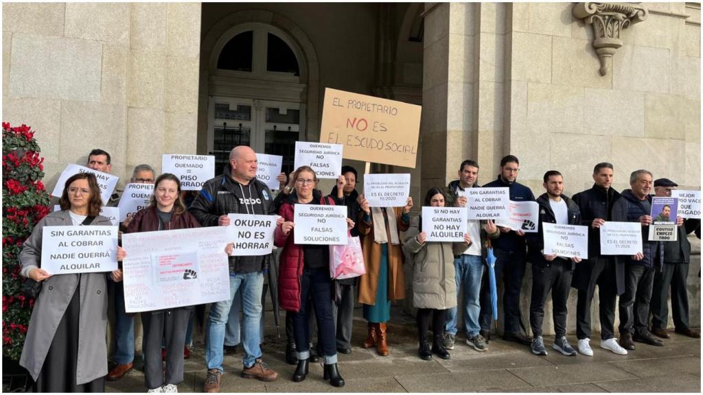 Protesta de propietarios de pisos de A Coruña que sufren impagos, en enero de 2025 en María Pita.