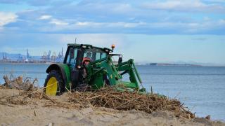 Operarios trabajan en la limpieza de las playas del sur Valencia tras la DANA. EE
