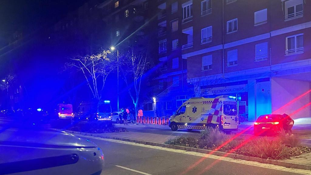 Imagen de las ambulancias y personal sanitario  en el lugar del atropello