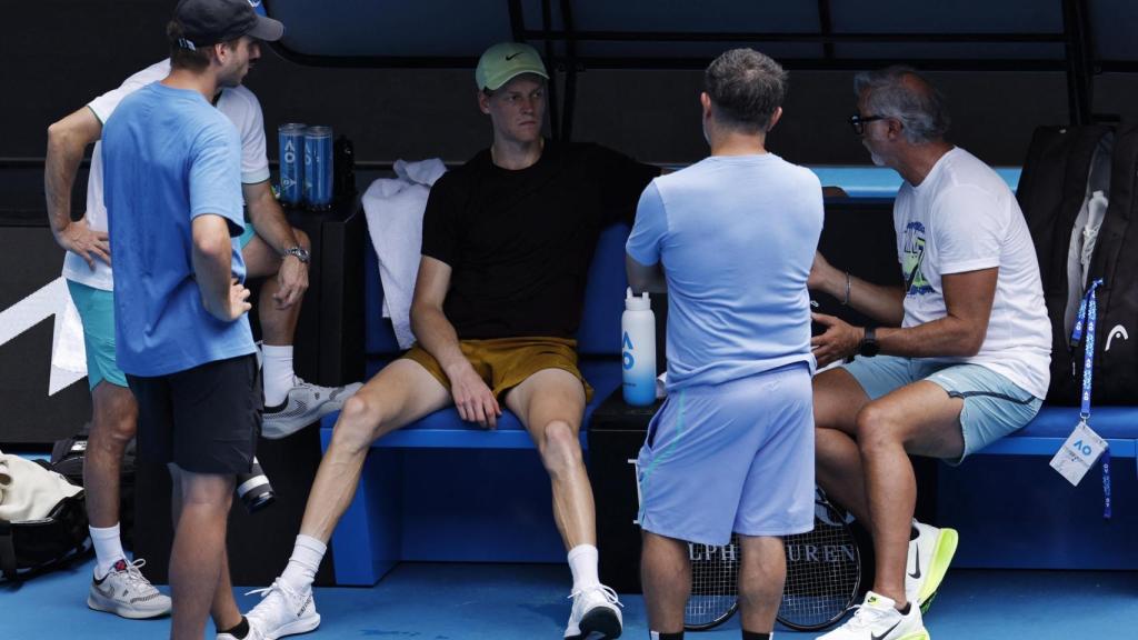 Jannik Sinner, en un entrenamiento con su equipo técnico.
