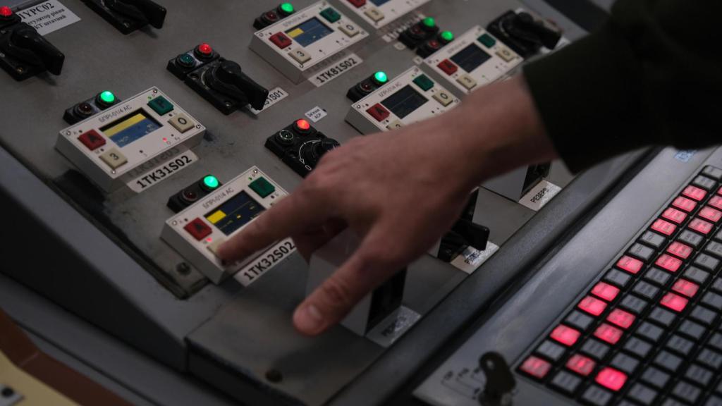 Detalle de uno de los paneles del simulador de la Sala de Control de uno de los reactores de la central nuclear de Jmelnitski (Ucrania).