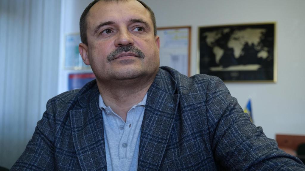 Vasil Sluhanshi, subdirector de recursos humanos de la central nuclear de Jmelnitski, durante la entrevista.
