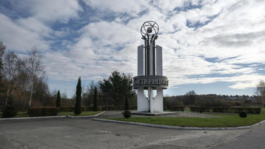 Monumento al átomo que se erige en la entrada de la central nuclear de Jmelnitski (Ucrania).