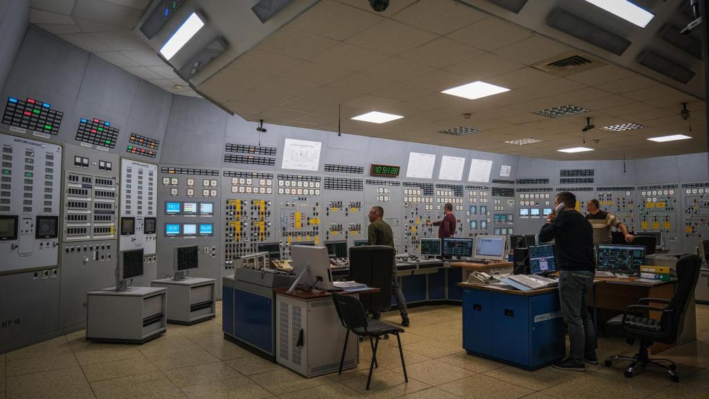 Vista general del simulador de la Sala de Control de uno de los reactores de la central nuclear de Jmelnitski (Ucrania).