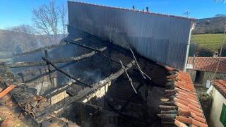 Una de las casas calcinadas en la provincia de Ávila con el tejado derribado