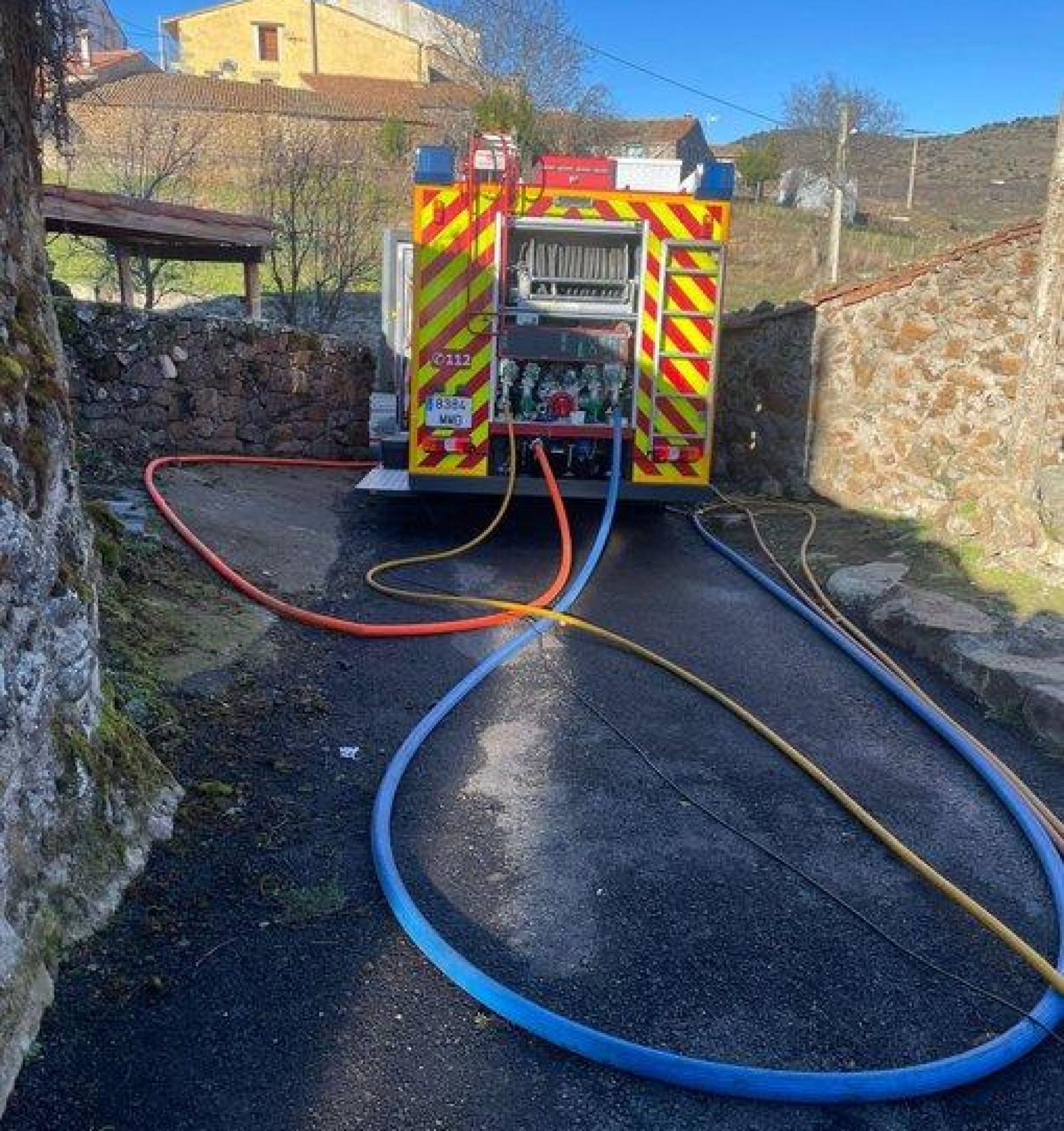 Los bomberos de Ávila trabajando en el incendio