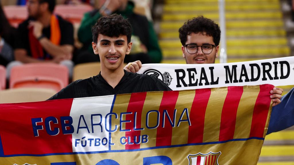 Aficionados de Barça y Real Madrid en el interior del estadio.