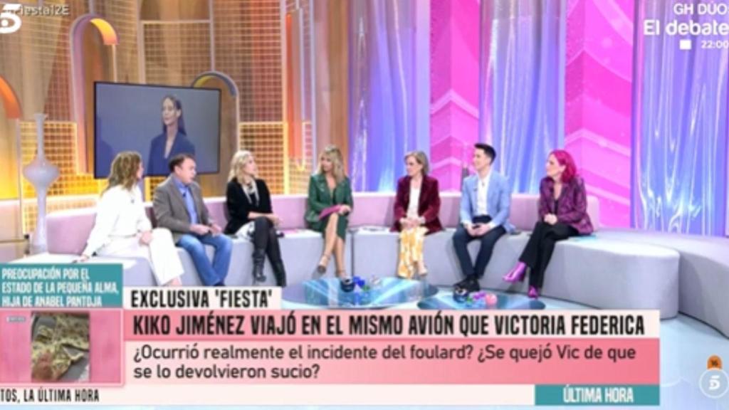 Los colaboradores, junto a Emma García, durante el programa de hoy.